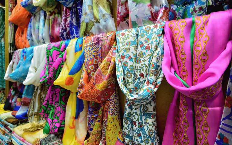Associer harmonieusement votre pashmina avec d’autres accessoires de mode