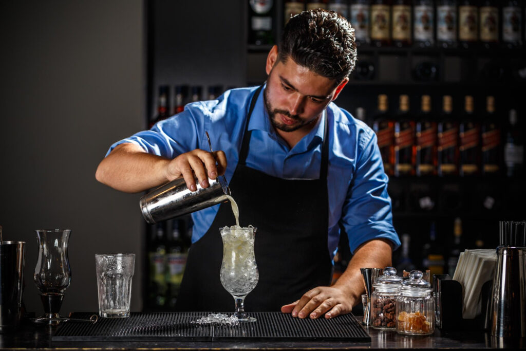 barman élégant portant un tablier