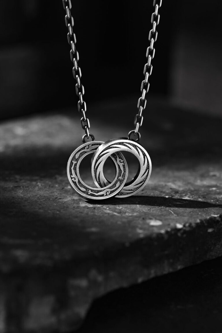 Collier homme : les critères qui changent tout avant d’acheter